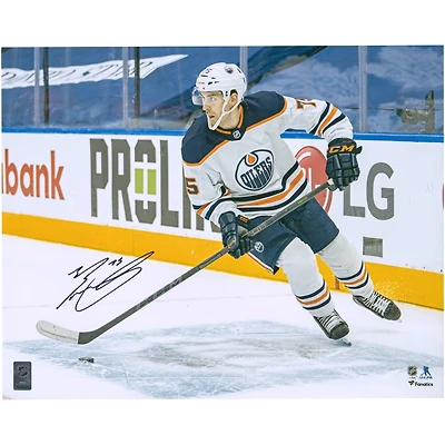 Photographie autographiée du maillot blanc 16'' x 20'' des Oilers d'Edmonton par Evan Bouchard avec rondelle