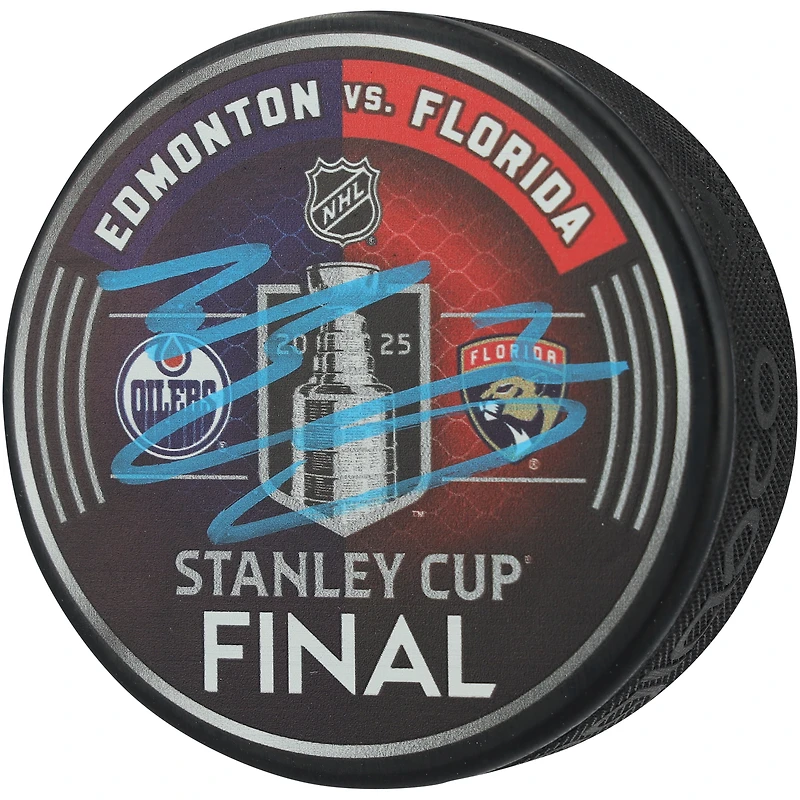 Rondelle de hockey autographiée par Evan Bouchard des Oilers d'Edmonton lors du match de la finale de la Coupe Stanley 2025