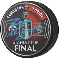 Rondelle de hockey autographiée par Evan Bouchard des Oilers d'Edmonton lors du match de la finale de la Coupe Stanley 2025