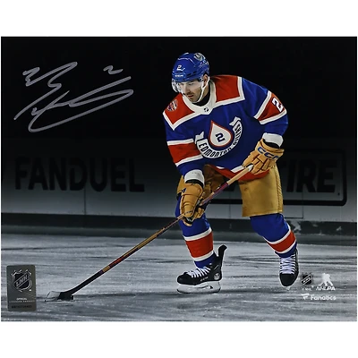 Photographie autographiée de 8" x 10" de Evan Bouchard des Oilers d'Edmonton Heritage Classic 2023 avec rondelle