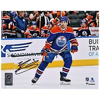 Photographie de patinage autographiée par Evan Bouchard des Oilers d'Edmonton, maillot bleu