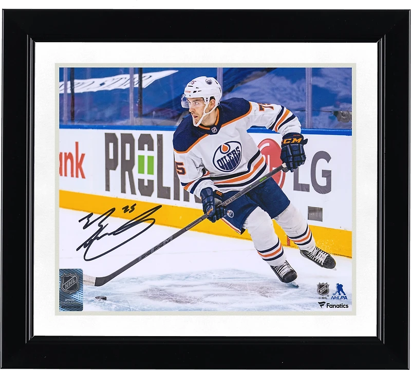 Maillot blanc autographié de 8'' x 10'' par Evan Bouchard des Oilers d'Edmonton avec photo de la rondelle