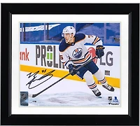 Maillot blanc autographié de 8'' x 10'' par Evan Bouchard des Oilers d'Edmonton avec photo de la rondelle