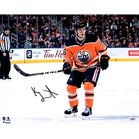 Kailer Yamamoto Edmonton Oilers autographiée 16 "x 20" photographie de patinage en maillot orange