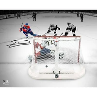 Photographie autographiée de Leon Draisaitl, 16" x 20" des Oilers d'Edmonton, lors du premier match de la finale de la Coupe Stanley 2025, mettant en vedette le but en prolongation