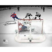 Photographie autographiée de Leon Draisaitl, 8" x 10", des Oilers d'Edmonton, lors du premier match de la finale de la Coupe Stanley 2025, mettant en vedette le but en prolongation