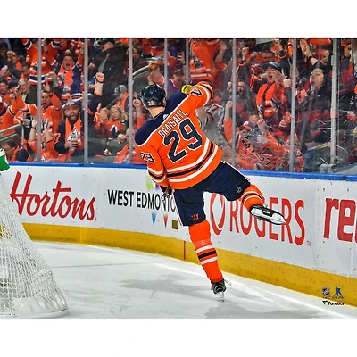 Photographie de célébration but Leon Draisaitl avec le maillot orange non signé des Oilers d'Edmonton