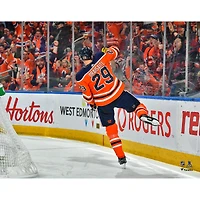 Photographie de célébration but Leon Draisaitl avec le maillot orange non signé des Oilers d'Edmonton