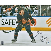 Photo de patinage autographiée de Zach Hyman, joueur des Oilers d'Edmonton, en maillot bleu marine (40,6 x 50,8 cm).