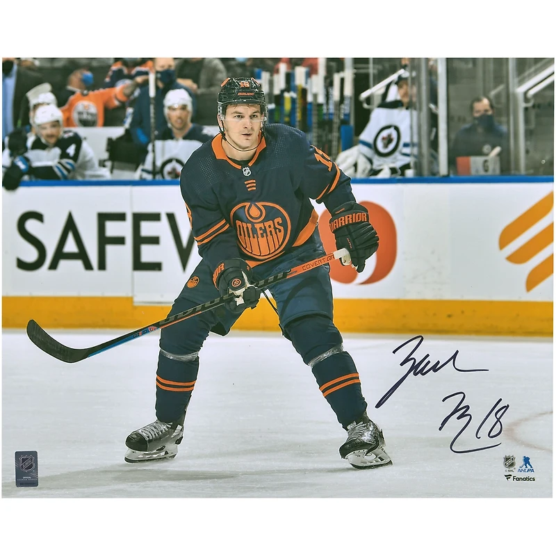Photo de patinage autographiée de Zach Hyman, joueur des Oilers d'Edmonton, en maillot bleu marine (40,6 x 50,8 cm).