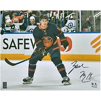 Photo de patinage autographiée de Zach Hyman, joueur des Oilers d'Edmonton, en maillot bleu marine (40,6 x 50,8 cm).