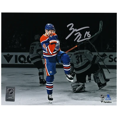 Photographie autographiée de 8" x 10" de Zach Hyman des Oilers d'Edmonton célébrant le maillot bleu