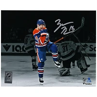 Photographie autographiée de 8" x 10" de Zach Hyman des Oilers d'Edmonton célébrant le maillot bleu