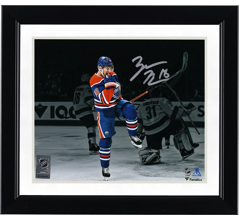 Photographie autographiée de 8" x 10" de Zach Hyman des Oilers d'Edmonton célébrant le maillot bleu