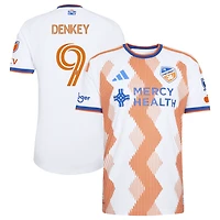 Maillot authentique adidas Kévin Denkey blanc FC Cincinnati 2026 The Seven Hills Kit pour homme