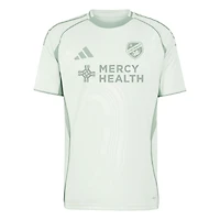Haut d'avant-match adidas vert clair FC Cincinnati 2025 One Planet pour homme