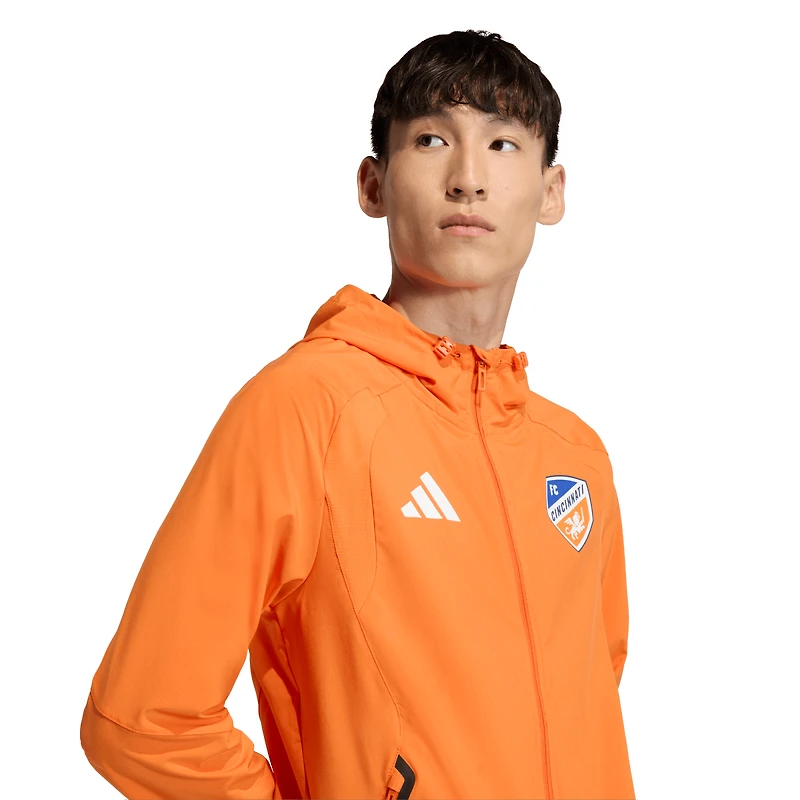 Coupe-vent à capuche zippé adidas FC Cincinnati Tiro Travel pour homme, orange