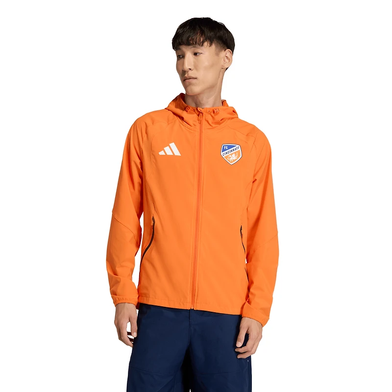 Coupe-vent à capuche zippé adidas FC Cincinnati Tiro Travel pour homme, orange