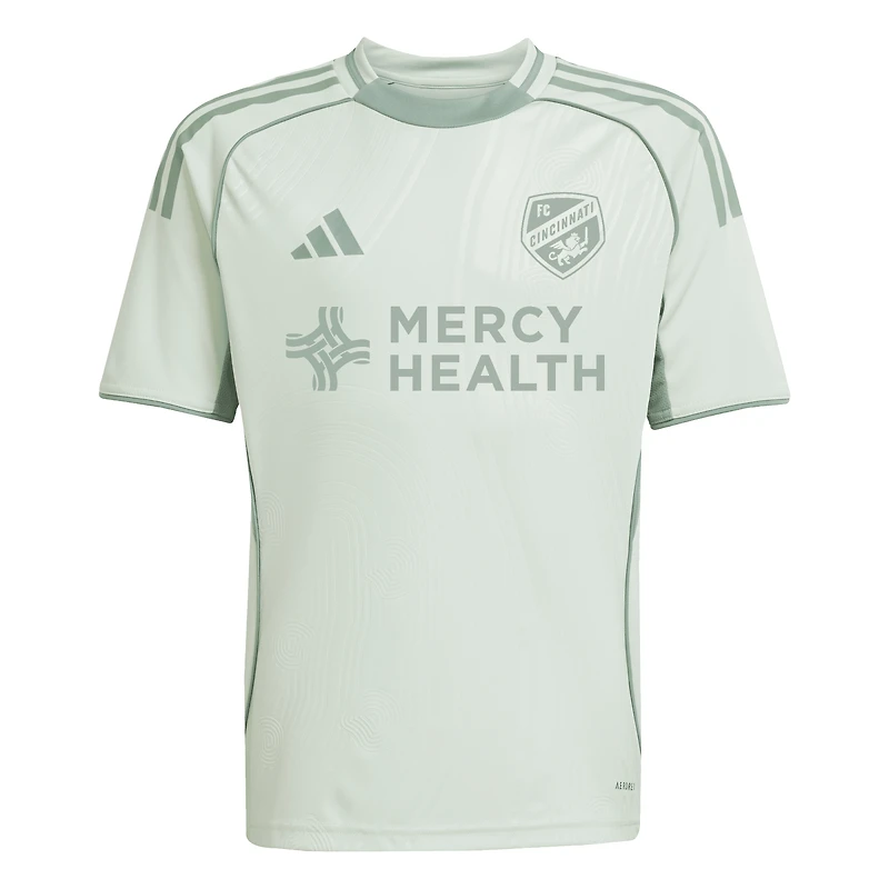 Haut d'avant-match adidas vert clair FC Cincinnati 2025 One Planet pour jeunes