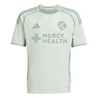 Haut d'avant-match adidas vert clair FC Cincinnati 2025 One Planet pour jeunes