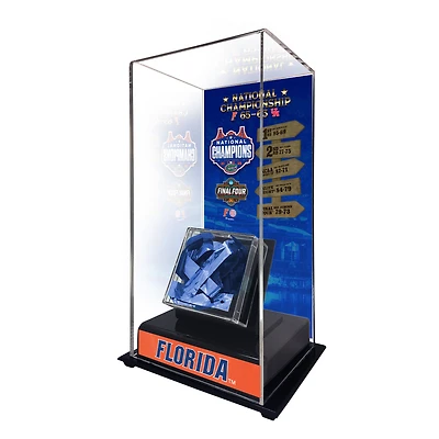 Grande vitrine de présentation des champions nationaux de basketball masculin NCAA 2025 des Florida Gators avec confettis utilisés lors du match