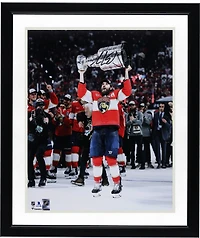 Photo autographiée d'Aaron Ekblad, des Panthers de la Floride, champions de la Coupe Stanley 2025 (16 po x 20 po), soulevant la coupe