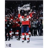 Photo autographiée d'Aaron Ekblad, des Panthers de la Floride, champions de la Coupe Stanley 2025 (16 po x 20 po), soulevant la coupe
