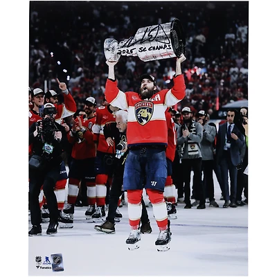 Photo 40 x 50 cm (16 x 20 pouces) d'Aaron Ekblad, des Panthers de la Floride, soulevant la Coupe Stanley et signée par les champions 2025. Inscription : « Champions de la Coupe Stanley 2025 ».