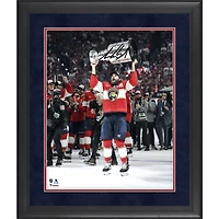Aaron Ekblad, champion de la Coupe Stanley 2025, autographié par les Panthers de la Floride, photo encadrée de 40,6 x 50,8 cm, soulevant la Coupe