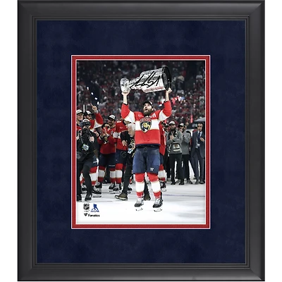 Aaron Ekblad, champion de la Coupe Stanley 2025, dédicacé par les Panthers de la Floride, photo encadrée de 20,3 x 25,4 cm, soulevant la Coupe