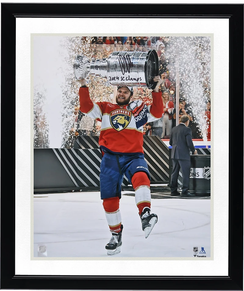 Photo autographiée d'Aleksander Barkov, des Panthers de la Floride, champions de la Coupe Stanley 2024 (40,6 x 50,8 cm), le montrant soulevant la coupe, avec l'inscription « Champions de la Coupe Stanley 2024 ».