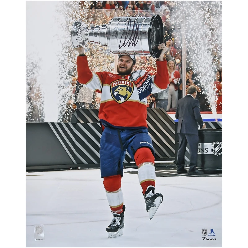 Photo autographiée d'Aleksander Barkov, des Panthers de la Floride, champions de la Coupe Stanley 2024 (16 po x 20 po), soulevant la coupe