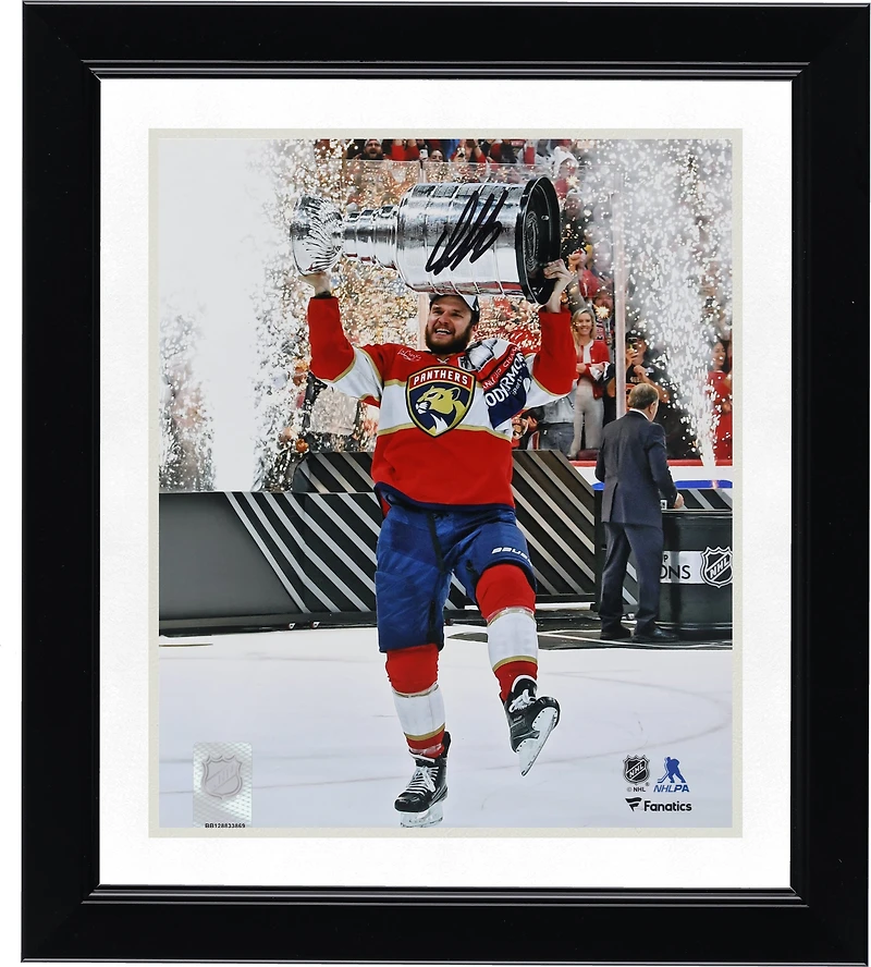 Aleksander Barkov Florida Panthers dédicacé les champions de la Coupe Stanley 2024 8" x 10" Raising Cup Photographie