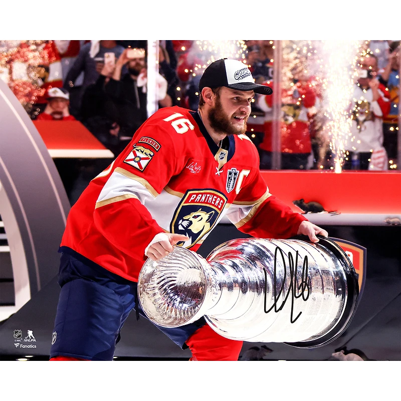 Photo autographiée d'Aleksander Barkov, des Panthers de la Floride, champions de la Coupe Stanley 2025 (16 po x 20 po), soulevant la coupe