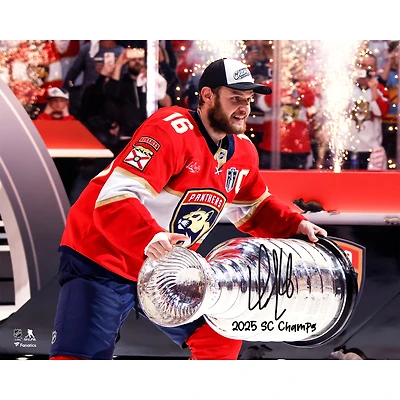 Photo autographiée d'Aleksander Barkov, des Panthers de la Floride, champions de la Coupe Stanley 2025 (40,6 x 50,8 cm), le montrant brandissant la Coupe avec l'inscription « Champions de la Coupe Stanley 2025 ».