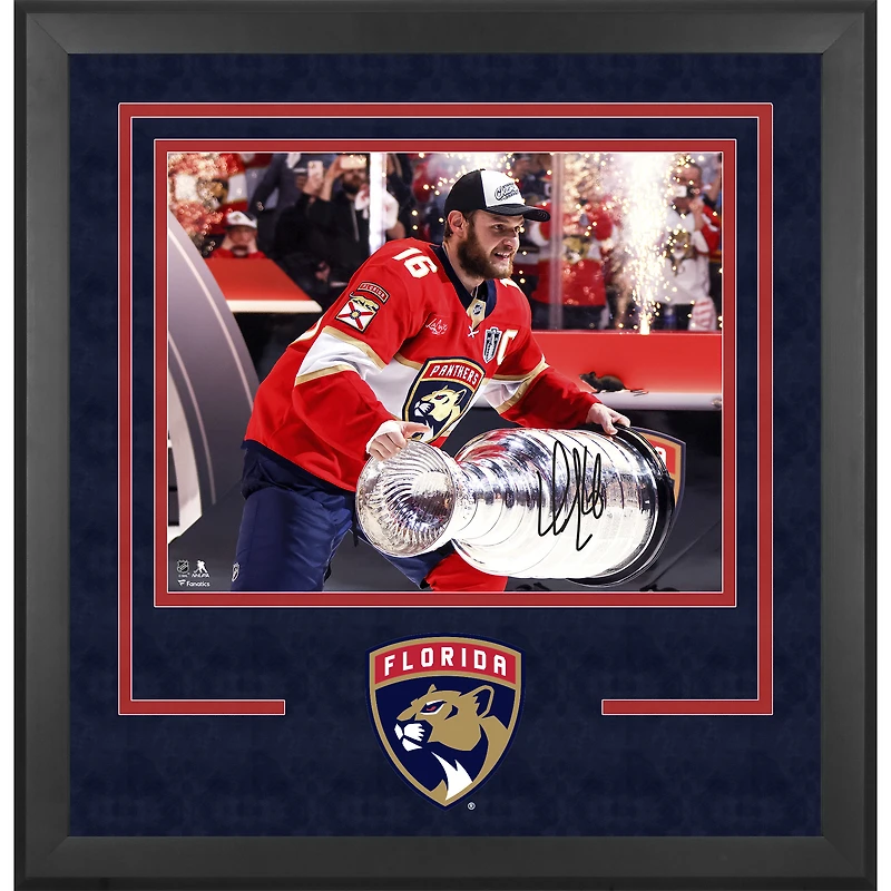 Aleksander Barkov, champion de la Coupe Stanley 2025, dédicacé par les Panthers de la Floride, photo encadrée de luxe de 40,6 x 50,8 cm, soulevant la Coupe