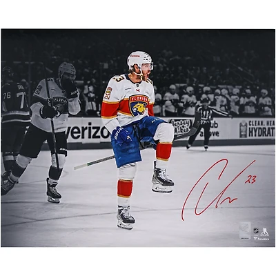 Photographie autographiée de 16" x 20" de Carter Verhaeghe, Florida Panthers, célébration blanche