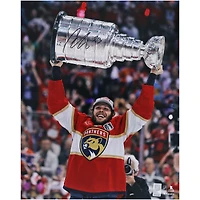 Photographie autographiée de 16" x 20" de Carter Verhaeghe, champion de la Coupe Stanley 2024, lors de la levée de la Coupe