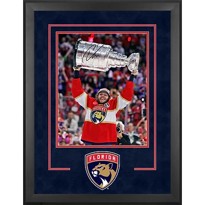 Carter Verhaeghe Florida Panthers dédicacé 2024 Champions de la Coupe Stanley Deluxe encadrée 16" x 20" Raising Cup Photographie