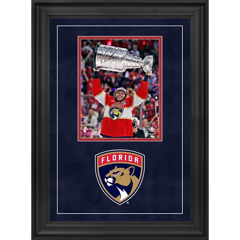 Carter Verhaeghe Florida Panthers dédicacé 2024 Champions de la Coupe Stanley Deluxe encadrée 8" x 10" Raising Cup Photographie