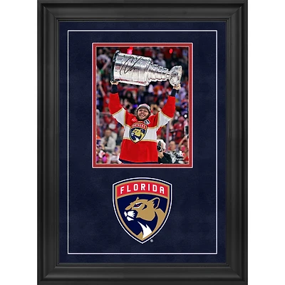 Carter Verhaeghe Florida Panthers dédicacé 2024 Champions de la Coupe Stanley Deluxe encadrée 8" x 10" Raising Cup Photographie