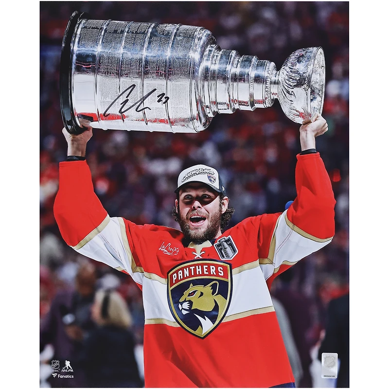 Photo autographiée de Carter Verhaeghe, des Panthers de la Floride, champions de la Coupe Stanley 2025 (16 po x 20 po), soulevant la coupe