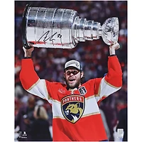 Photo autographiée de Carter Verhaeghe, des Panthers de la Floride, champions de la Coupe Stanley 2025 (16 po x 20 po), soulevant la coupe