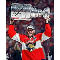 Photographie autographiée de Carter Verhaeghe, champion de la Coupe Stanley 2025, 40,6 x 50,8 cm, soulevant la Coupe