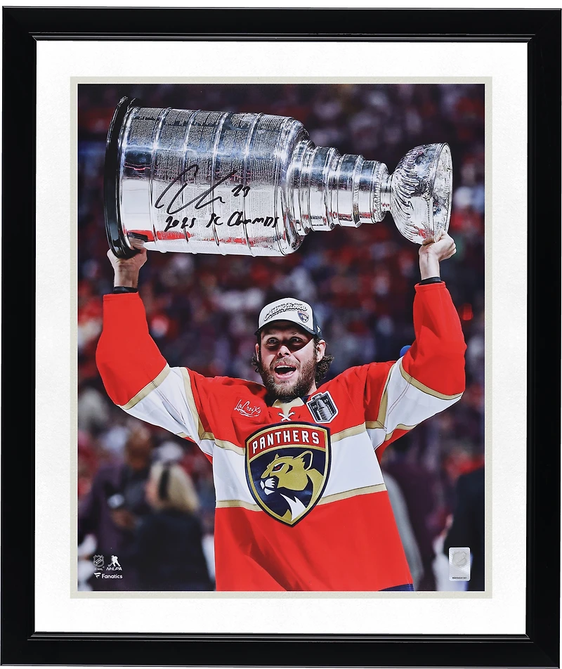 Photo autographiée de Carter Verhaeghe, des Panthers de la Floride, champions de la Coupe Stanley 2025 (40,6 x 50,8 cm), le montrant soulevant la coupe, avec inscription « Champions de la Coupe Stanley 2025 ».