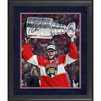 Photographie encadrée de 40,6 x 50,8 cm, dédicacée par Carter Verhaeghe, champion de la Coupe Stanley 2025, des Panthers de la Floride, soulevant la Coupe