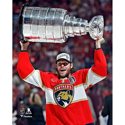 Photographie non signée de Carter Verhaeghe, joueur des Panthers la Floride, soulevant Coupe Stanley 2025
