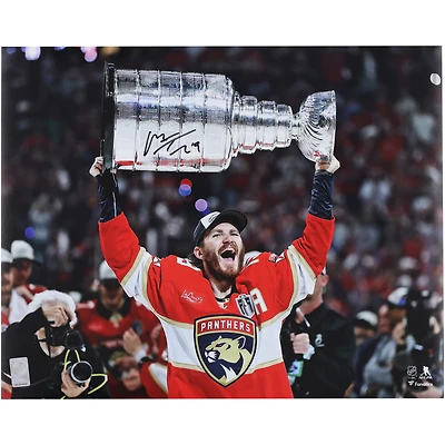 Photo autographiée de Matthew Tkachuk, des Panthers de la Floride, champions de la Coupe Stanley 2025 (16 po x 20 po), soulevant la coupe