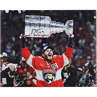 Photo autographiée de Matthew Tkachuk, des Panthers de la Floride, champions de la Coupe Stanley 2025 (16 po x 20 po), soulevant la coupe