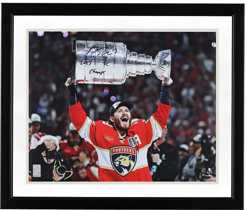 Photo autographiée de Matthew Tkachuk, des Panthers de la Floride, champions de la Coupe Stanley 2025 (40,6 x 50,8 cm), le représentant soulevant la Coupe avec l'inscription « Champions de la Coupe Stanley 2025 ».
